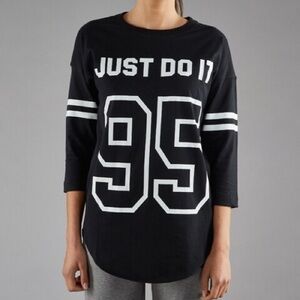 Women’s Nike Three Quarter Sleeve Graphic Top 95 Size M in Black And White